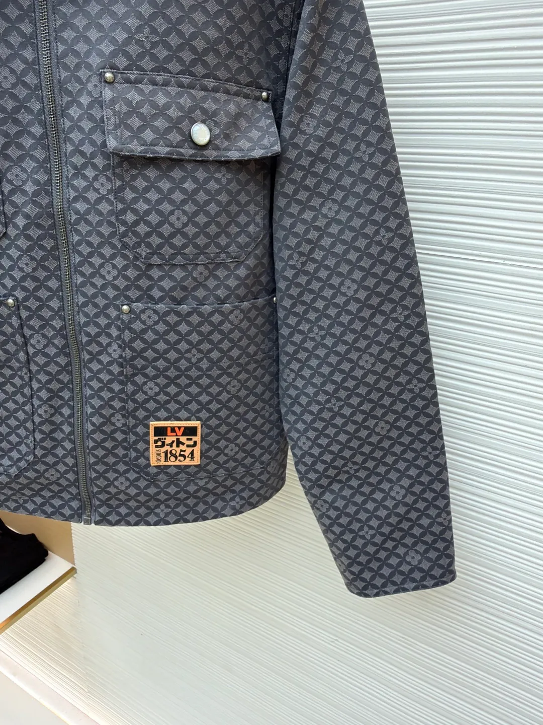 LOUIS VUITTON Nigo co-branded ribbed belted work jacket ●Original version: purchased and developed by 31009 ●Item number: 1681206-C00 ●Fabric: ribbed fabric ●Technology: jacquard production ●Color: gray ●Version: fitted version ●Weight: about 930 grams ●Size: S-M-L-XL ●Description: Based on the Dandy Monogram from the 2025 autumn and winter show Jacquard creates voluminous texture. The leather patch is the finishing touch and one of the studded patch pockets, and the quilted lining makes it a chic choice that spans all seasons. Can be paired with the same style for a casual look. The overall wiring is straight and delicate, the fabric is comfortable and soft, and the color is consistent without color difference. It can be matched with the same style to create a fashionable look and control various occasions. Customized accessories, complete with three standards, same style for men and women!